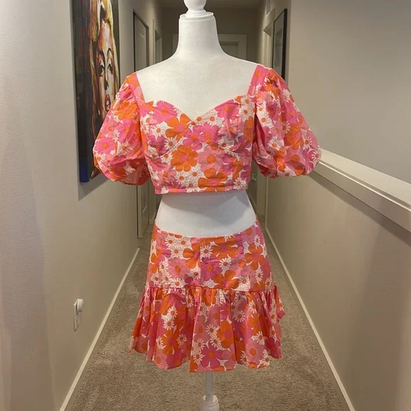 Collective the Label Petite exclusive frill hem mini skirt in 60s floral… - Picture 5 of 16